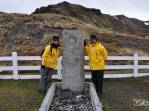 Junto ao túmulo de Sir Ernest Shackleton no cemitério de Grytviken, na Geórgia do Sul